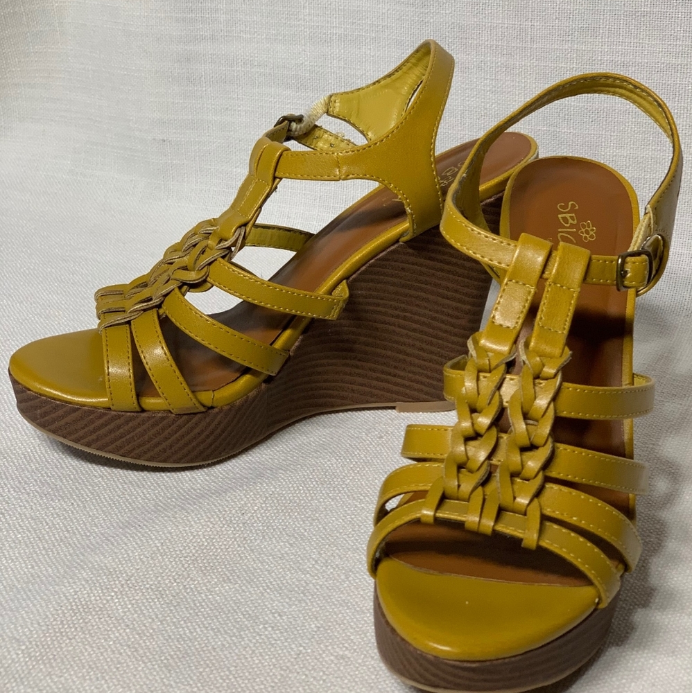 Sbicca Strappy Mustard Yellow Sandal Wedges Size 8